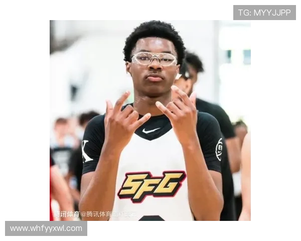 老父亲的骄傲詹姆斯分享多张身穿儿子布莱斯球衣观赛的温馨瞬间